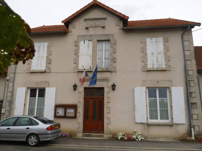 La mairie de Benest - Benest (16350) - Charente