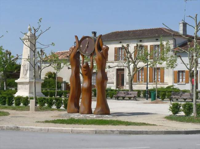 Place centrale de Bréville - Bréville (16370) - Charente