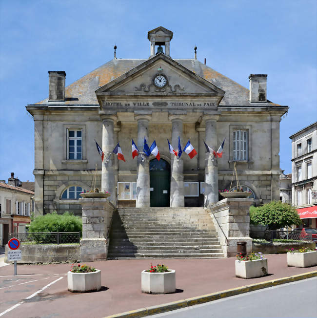 L'hôtel de ville - Châteauneuf-sur-Charente (16120) - Charente