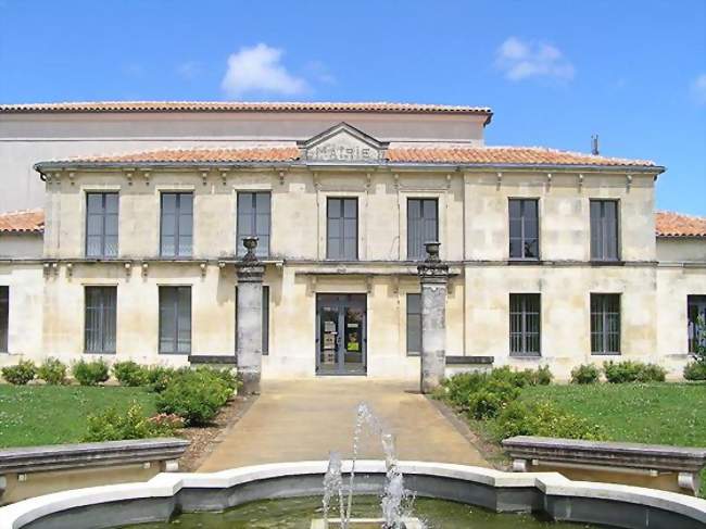 La mairie de Cherves - Cherves-Richemont (16370) - Charente