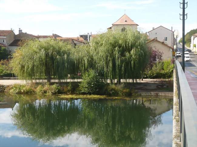 La Charente et l'église de Condac - Condac (16700) - Charente