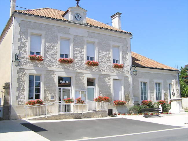 La mairie de Douzat - Douzat (16290) - Charente