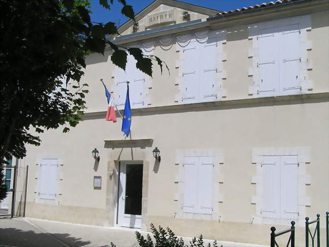 La mairie - Échallat (16170) - Charente