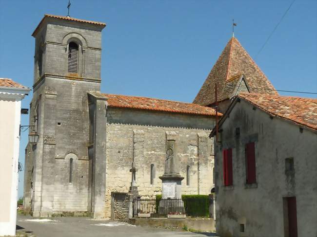 Le bourg et l'église - Les Essards (16210) - Charente