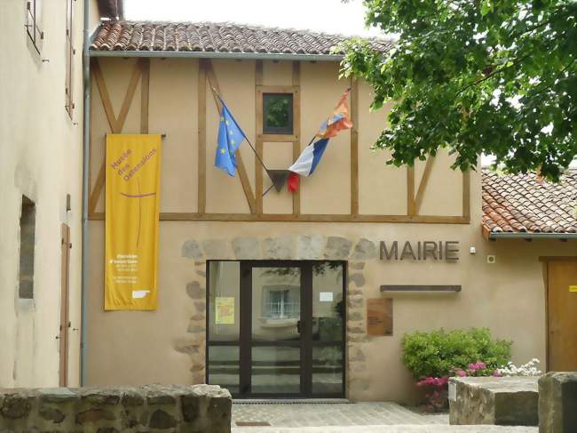 La mairie et le musée des ostensions - Esse (16500) - Charente