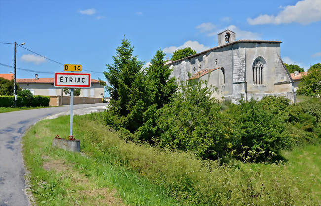 L'église et l'entrée du bourg - Étriac (16250) - Charente
