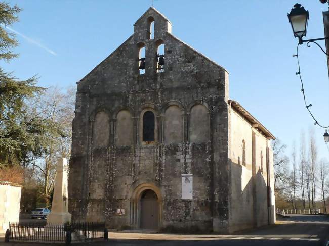 Le monument aux morts et l'église Saint-Pierre - Feuillade (16380) - Charente