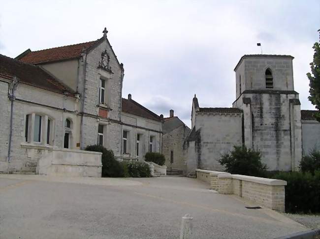 L'église et la mairie de Gimeux - Gimeux (16130) - Charente