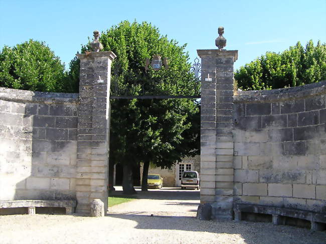 L'entrée de la mairie de Gondeville - Gondeville (16200) - Charente
