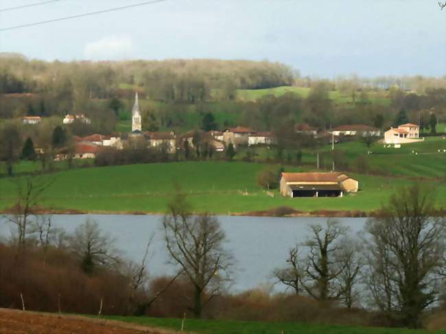 Lésignac au bord du lac du Mas Chaban - Lésignac-Durand (16310) - Charente