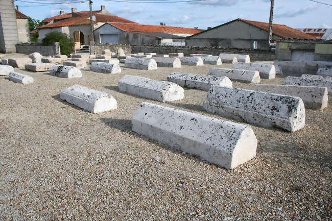 Le cimetière médiéval de Ligné - Ligné (16140) - Charente