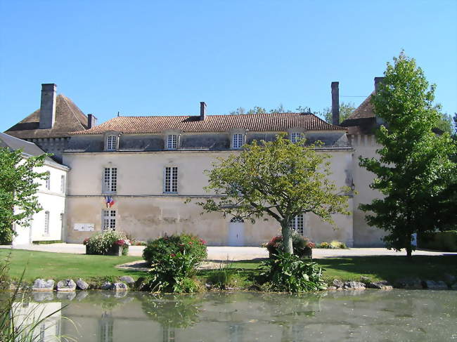 Le château de Lignières et mairie - Lignières-Sonneville (16130) - Charente