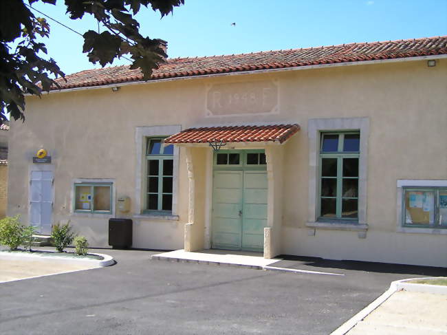 La mairie - Longré (16240) - Charente