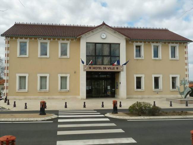 L'hôtel de ville - Roumazières-Loubert (16270) - Charente