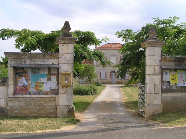 L'entrée de la mairie - La Magdeleine (16240) - Charente