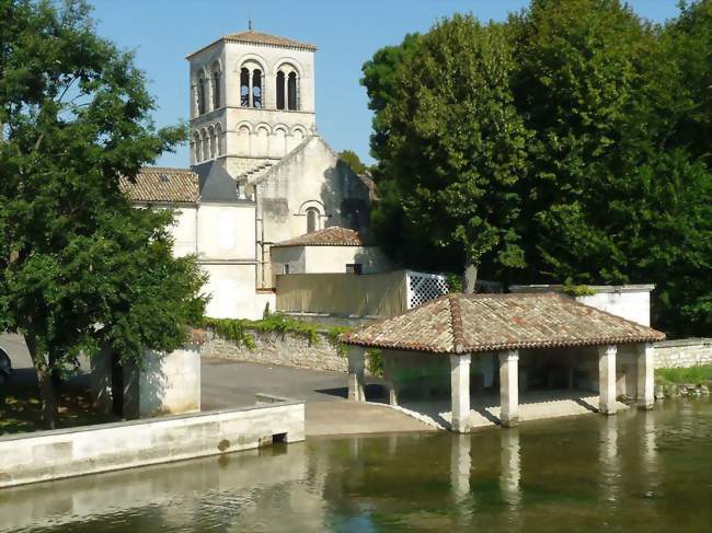 L'église de Magnac et la Touvre - Magnac-sur-Touvre (16600) - Charente