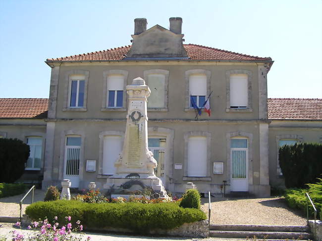 La mairie et le monument aux morts - Malaville (16120) - Charente