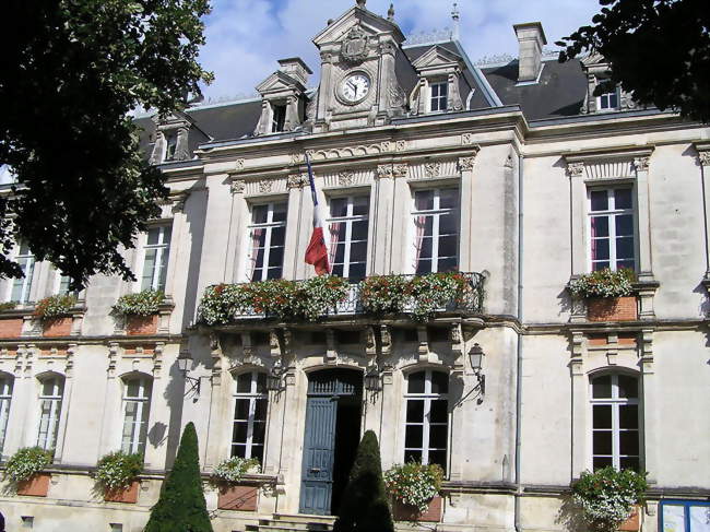 La mairie - Mansle (16230) - Charente
