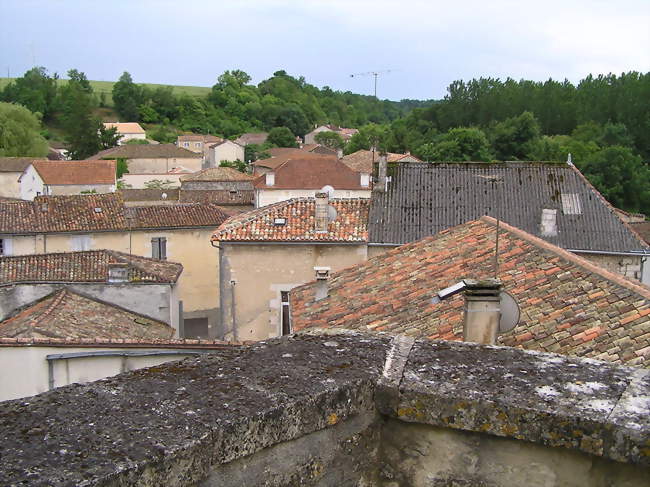 Les toits du bourg vus du château - Montignac-Charente (16330) - Charente