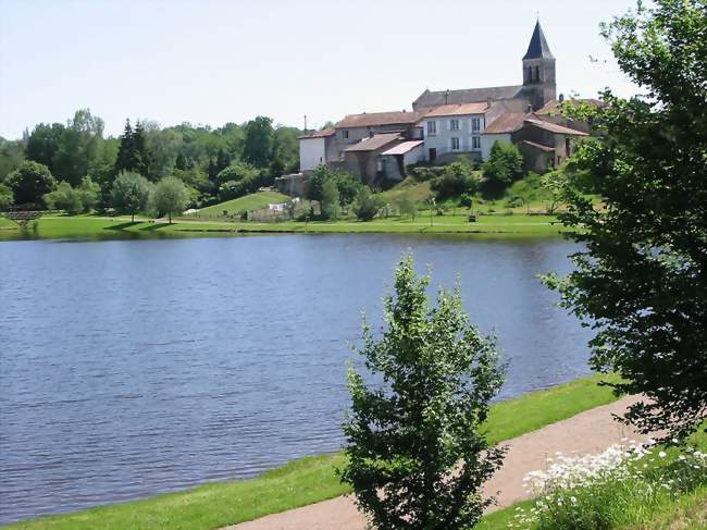 Montrollet et son étang - Montrollet (16420) - Charente