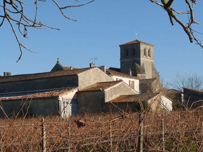Le bourg et l'église Saint-Hippolyte - Moulidars (16290) - Charente