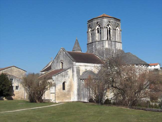 L'église Saint-Hilaire - Mouthiers-sur-Boëme (16440) - Charente