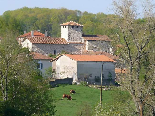 Le bourg de Mouzon, vue depuis le sud - Mouzon (16310) - Charente
