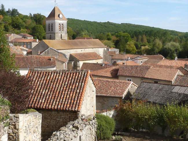 Vue de Nanteuil depuis le haut de l'abbaye - Nanteuil-en-Vallée (16700) - Charente