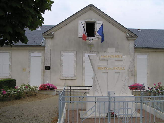 La mairie et le monument aux morts - Oradour (16140) - Charente