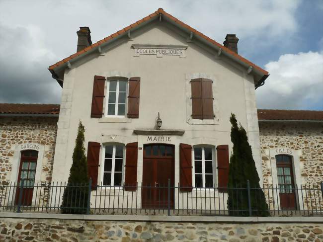 La mairie - La Péruse (16270) - Charente