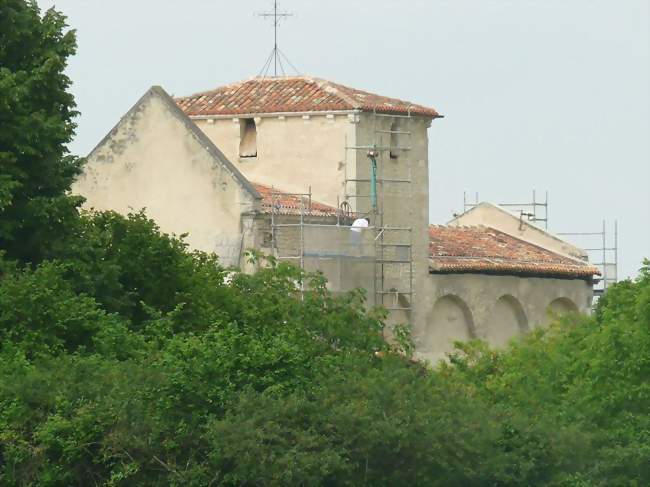 L'église vue du bourg - Poullignac (16190) - Charente