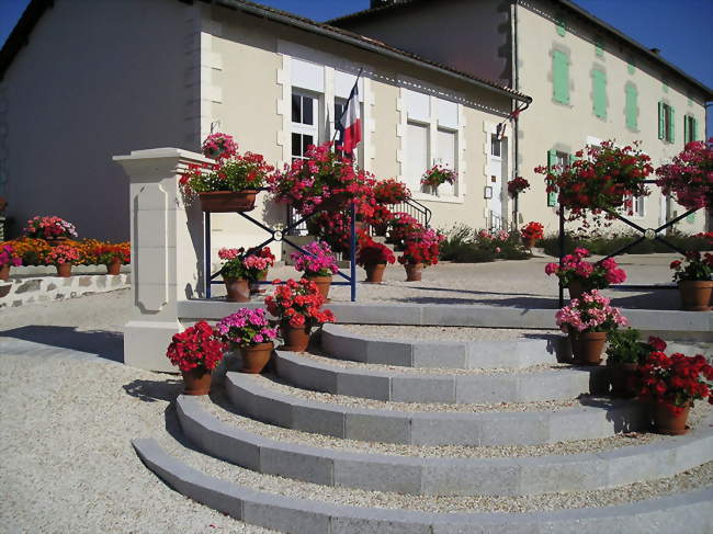 Mairie et école de Pressignac - Pressignac (16150) - Charente
