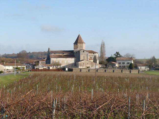 Le bourg et l'église fortifiée Saint-Pierre - Reignac (16360) - Charente