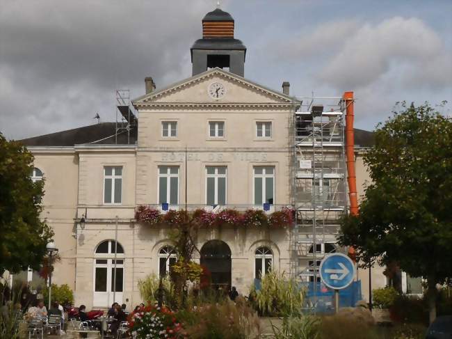 L'hôtel de ville - Ruffec (16700) - Charente