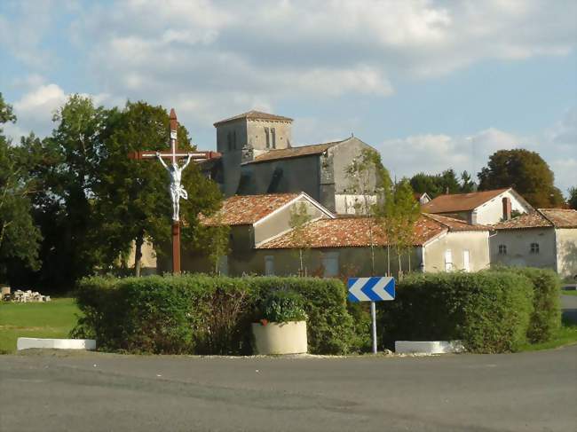 Le village et l'église - Saint-Bonnet (16300) - Charente