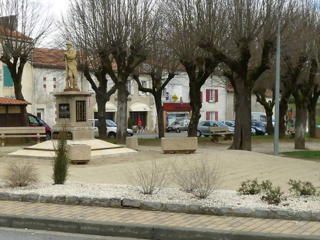 La place du marché, au centre du bourg - Saint-Claud (16450) - Charente
