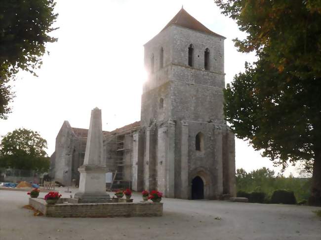 L'église Saint-Front et le monument aux morts - Saint-Front (16460) - Charente