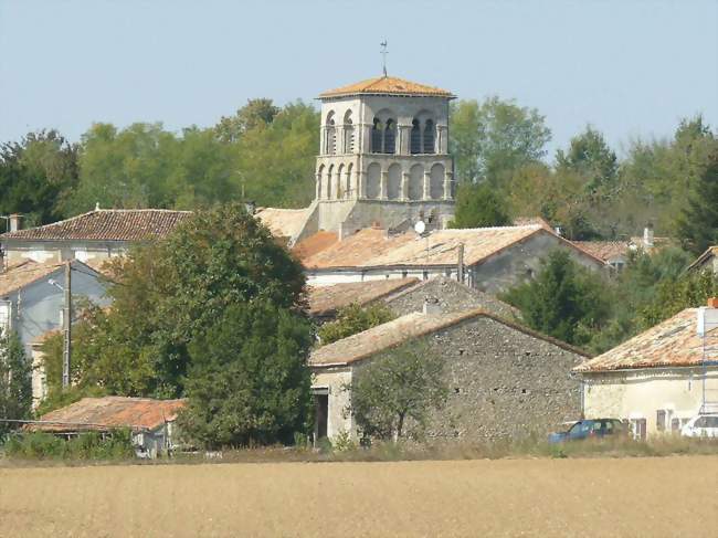 Le village et son église - Saint-Germain-de-Montbron (16380) - Charente
