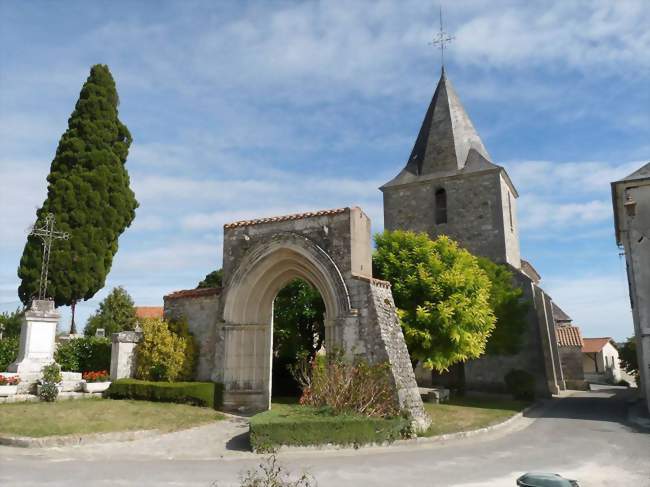 L'église et le monument aux morts - Saint-Laurent-de-Belzagot (16190) - Charente