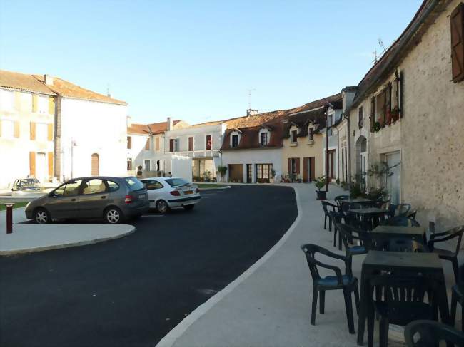 Place centrale de Saint-Séverin - Saint-Séverin (16390) - Charente