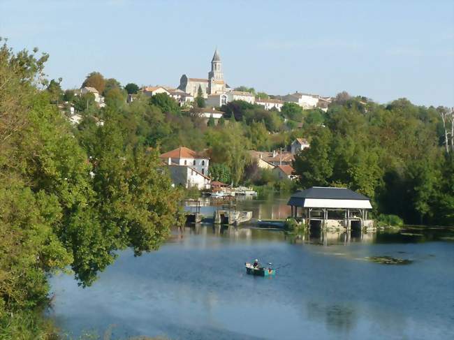 Vue de Saint-Simeux depuis le pont sur la Charente - Saint-Simeux (16120) - Charente