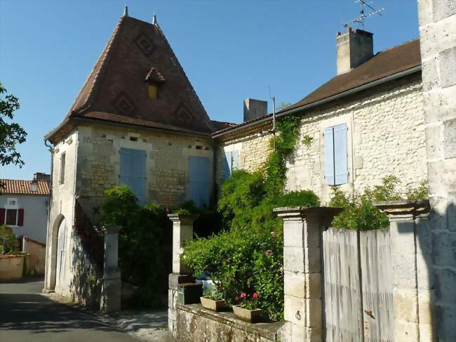Maison ancienne au bourg - Salles-Lavalette (16190) - Charente