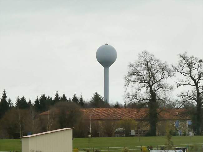 Château d'eau de Sauvagnac, construit en 1965 - Sauvagnac (16310) - Charente