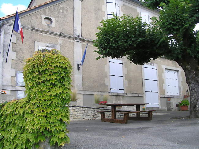 La mairie - Sonneville (16170) - Charente