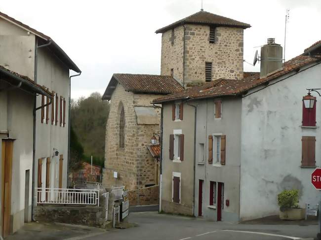 Le bourg et l'église - Suris (16270) - Charente
