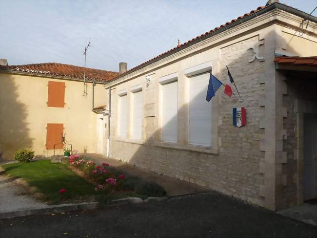 La mairie de La Tâche - La Tâche (16260) - Charente