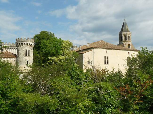 Vue de l'église et du château - Torsac (16410) - Charente