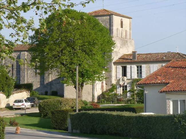 Le bourg et l'église - Touzac (16120) - Charente