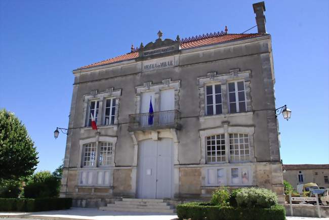 La mairie de Tusson - Tusson (16140) - Charente