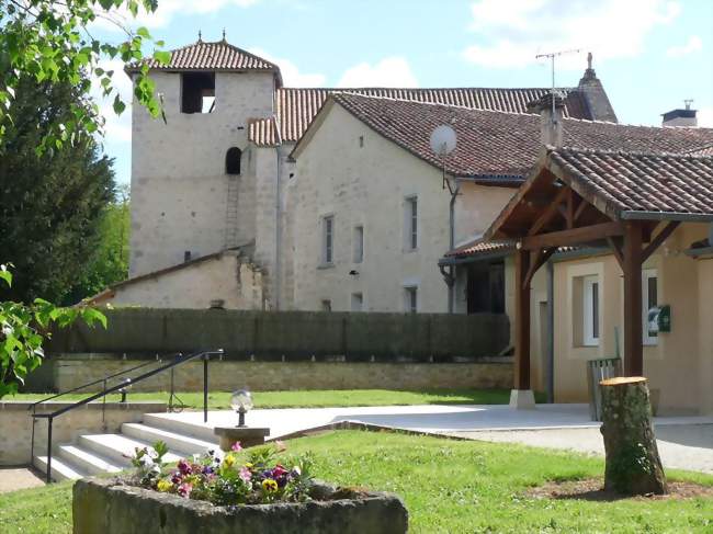 Le centre du bourg et l'église - Vilhonneur (16220) - Charente